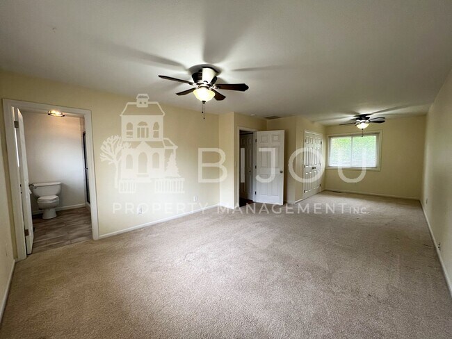 Foto del edificio - Corner Lot Multi-Level Home