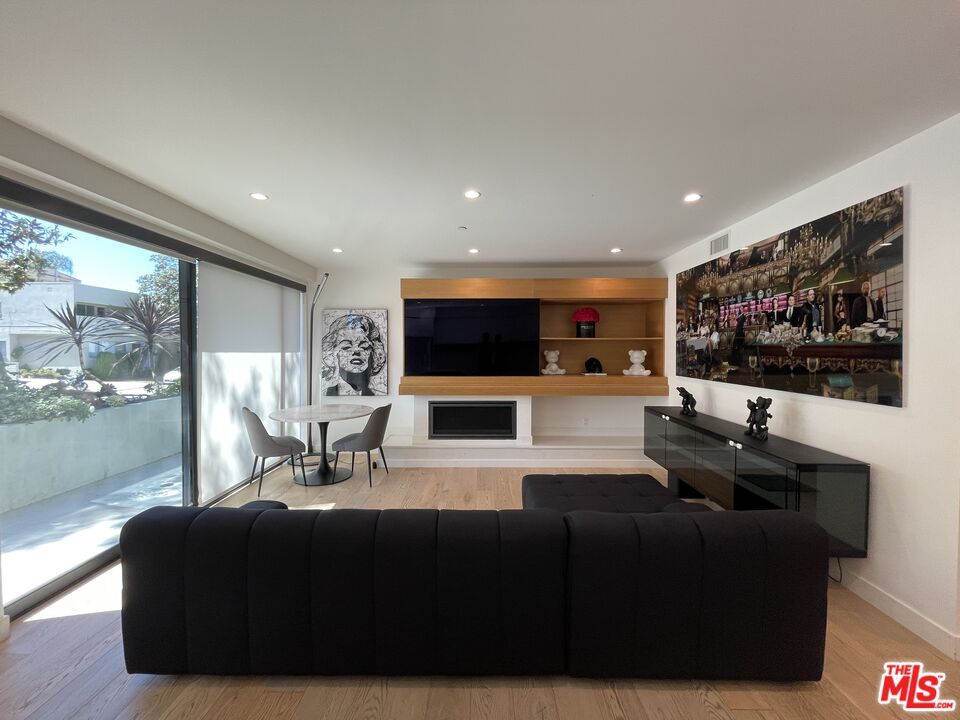 Foto principal - 820 S Sherbourne Dr