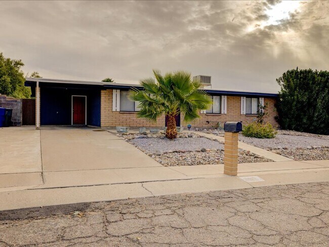 Building Photo - EAST SIDE LOCATION WITH PRIVATE POOL!!