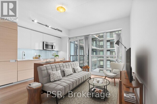 Building Photo - 210 Simcoe St