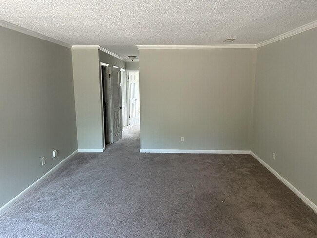 Building Photo - Beautiful Mountain Views | 2 Bed | 1.5 Bat...