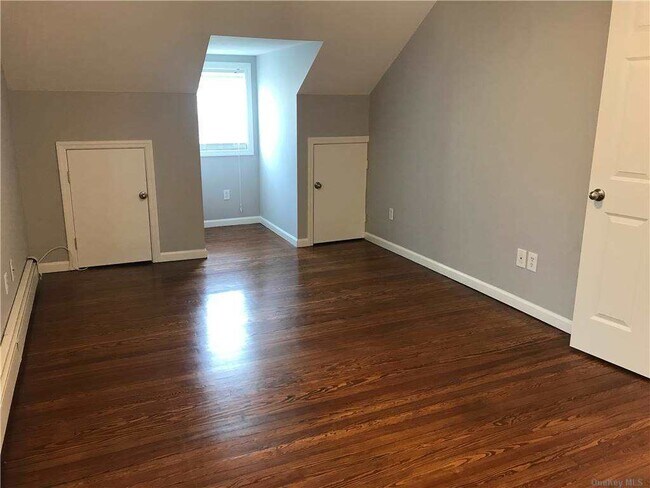 Building Photo - 6 Manor Pl