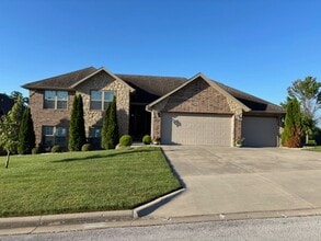 Building Photo - 856 E Beechwood Rd