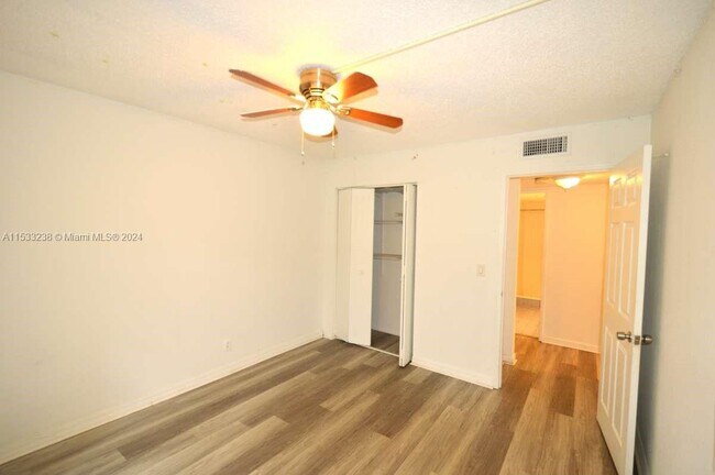 Foto del edificio - 9440 Live Oak Pl