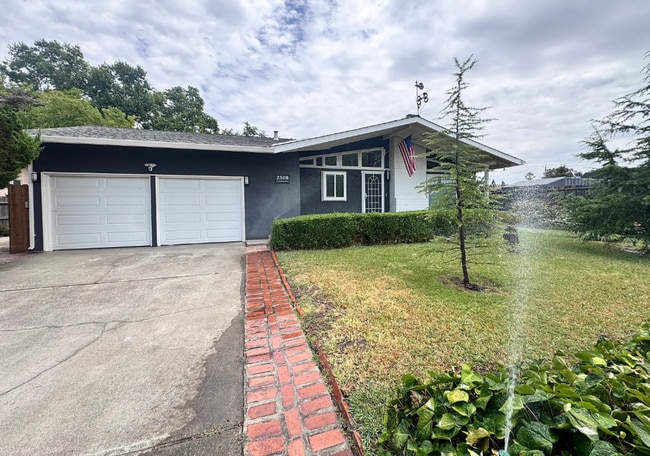 Building Photo - Updated Large 3 bedroom 2 bathroom home