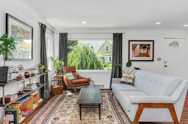 Foto del edificio - Charming 1950s Bungalow w/Detached Studio,...