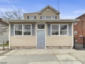 Building Photo - 27 Honiss St