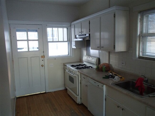 Building Photo - 3 br, 1.5 bath House - 528 Sheridan Sq