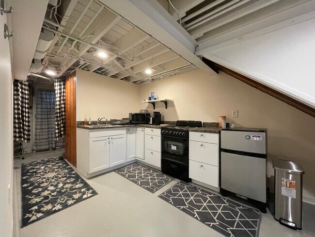 Building Photo - 326 Greenlow Rd