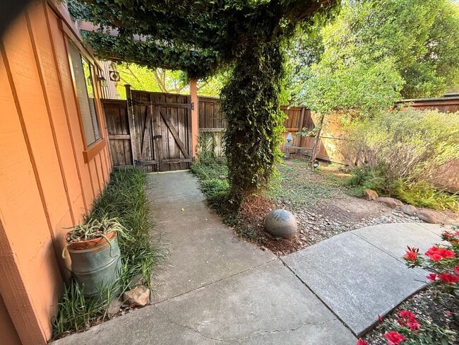 Building Photo - Cal Park Townhome for Rent in Chico CA | 2 Bed, Fenced Yard, Pet Friendly