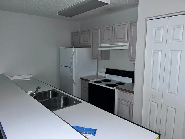 Building Photo - 4225 Villas Dr