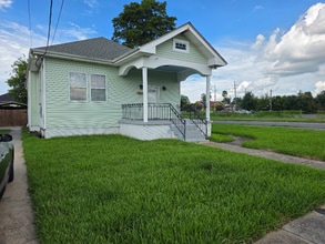 Building Photo - 2551 Bay St