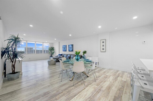 Building Photo - 3725 S Ocean Dr