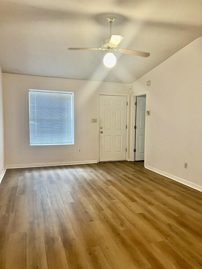 Building Photo - 455 Richview Park Cir E