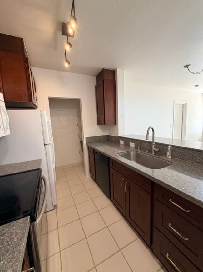 Building Photo - Streamside at Launani Valley 3 bedroom/2 bath with 2 parking