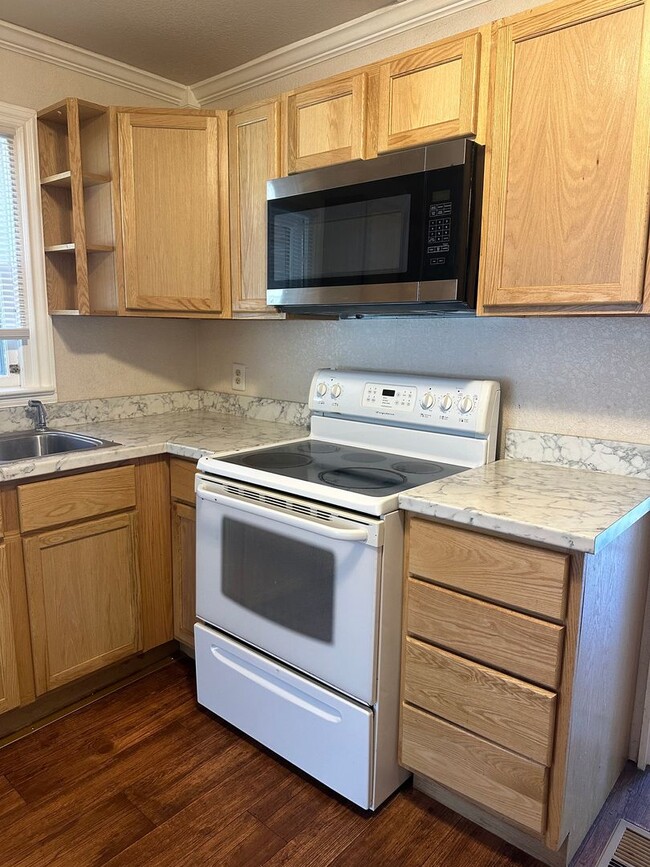 Building Photo - 2 bedrooms, 1 bath on large lot with garage