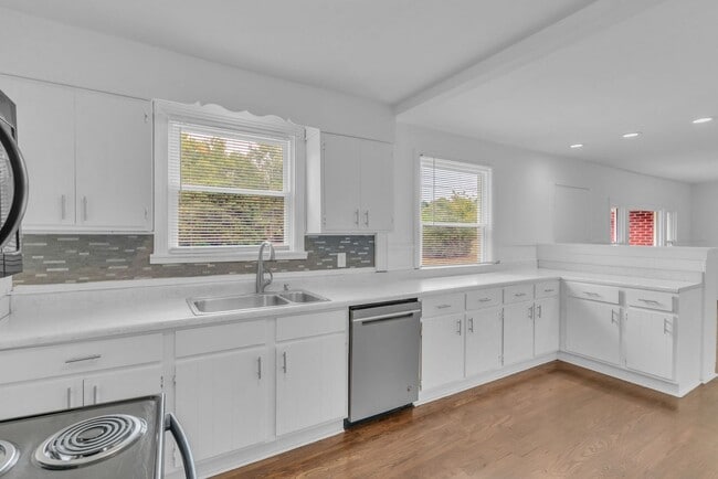 Building Photo - Renovated 4 Bed/ 2 Bath plus office in Mad...