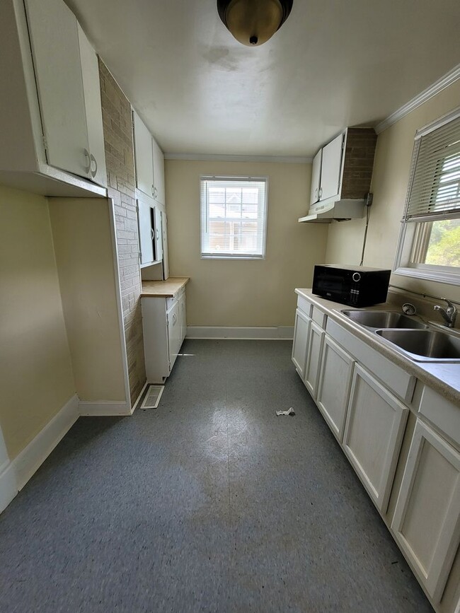 Building Photo - Affordable 3 BR on Tipton!