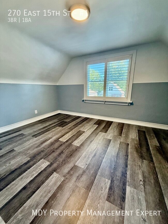 Photo du bâtiment - Welcome home to this charming upper unit!