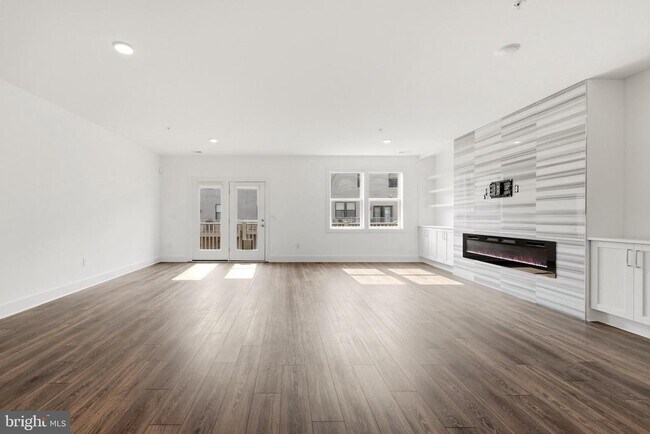 Building Photo - 44824 Tiverton Sq