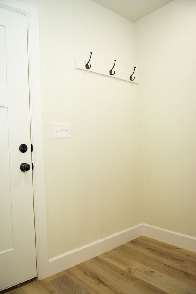 Building Photo - Newer Townhouse in the heart of West Fork !