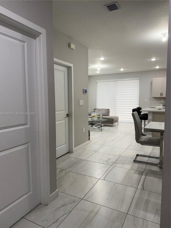 Foto del edificio - 1034 SE 23rd Terrace