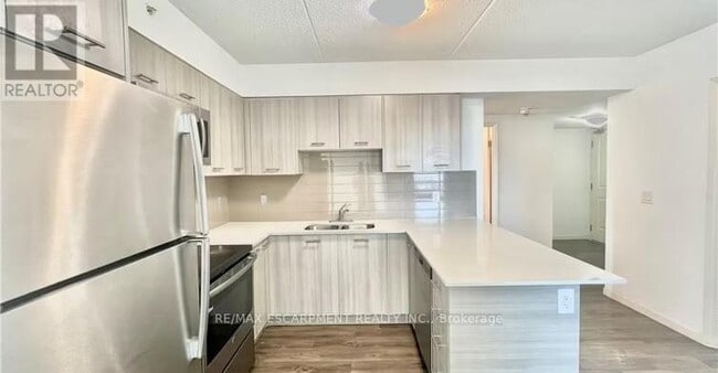 Building Photo - 220 Cannon St E