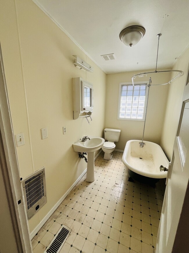 Building Photo - 602 North Blvd