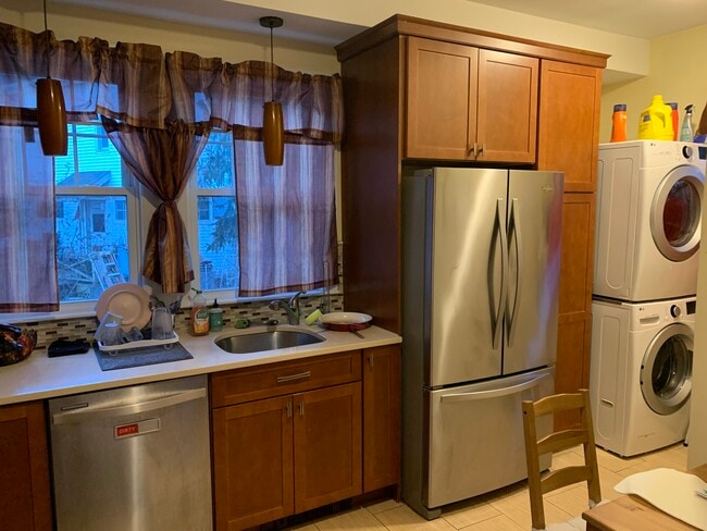 Building Photo - 6 Elm St