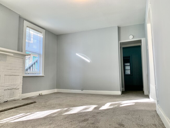 Building Photo - 420 W 37th St