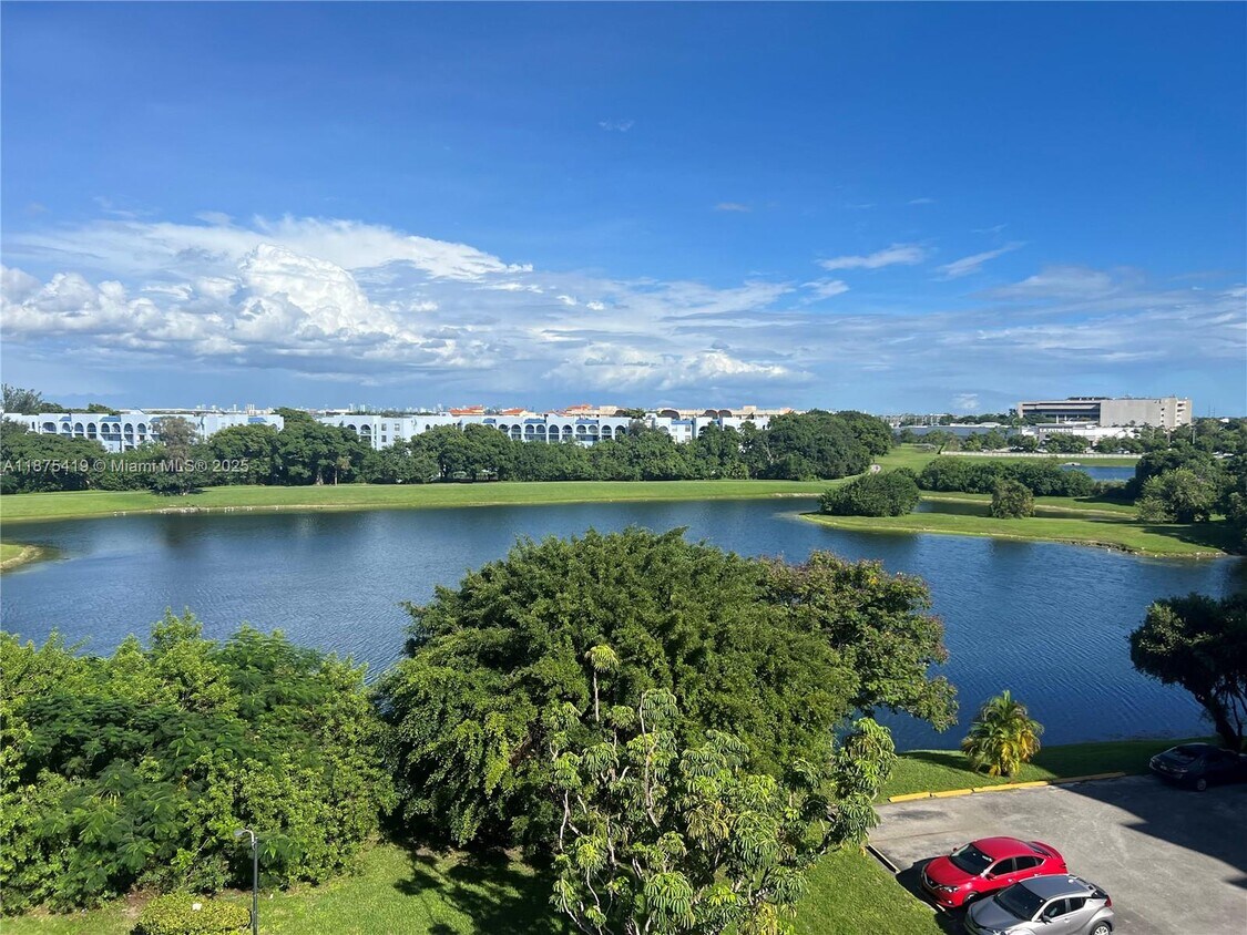 Foto principal - 9682 Fontainebleau Blvd