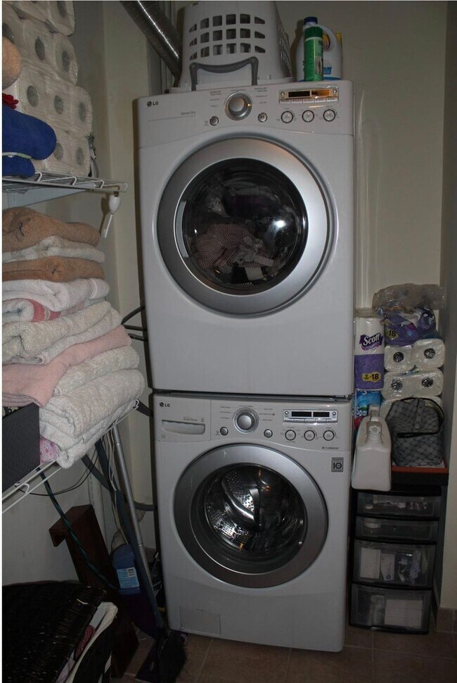Foto del edificio - No Brokers Fes, Large 3 Bedrooms on on Coolidge Corner, In-Unit Washer and Dryer, Heat, Hot Water...