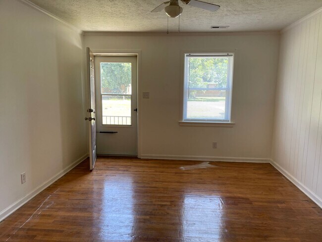 Building Photo - WONDERFULLY RENOVATED BRICK RANCH! 4 BR, 2...