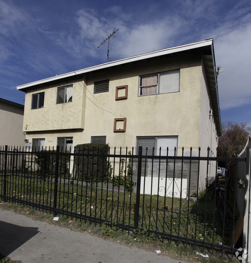 Building Photo - 13125 Vanowen St
