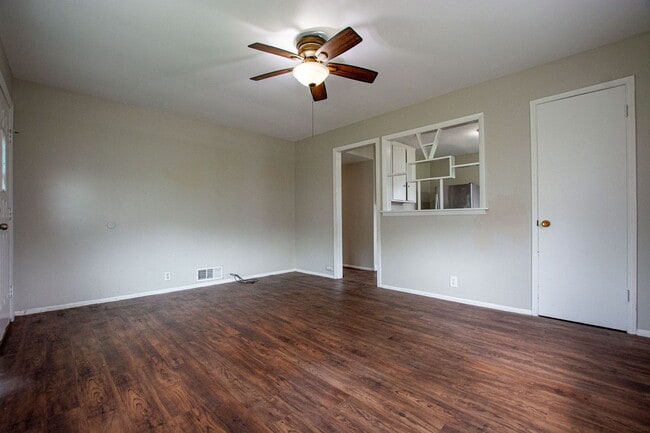 Building Photo - Cute 3 Bedroom / 1 Bath Home with Washer a...