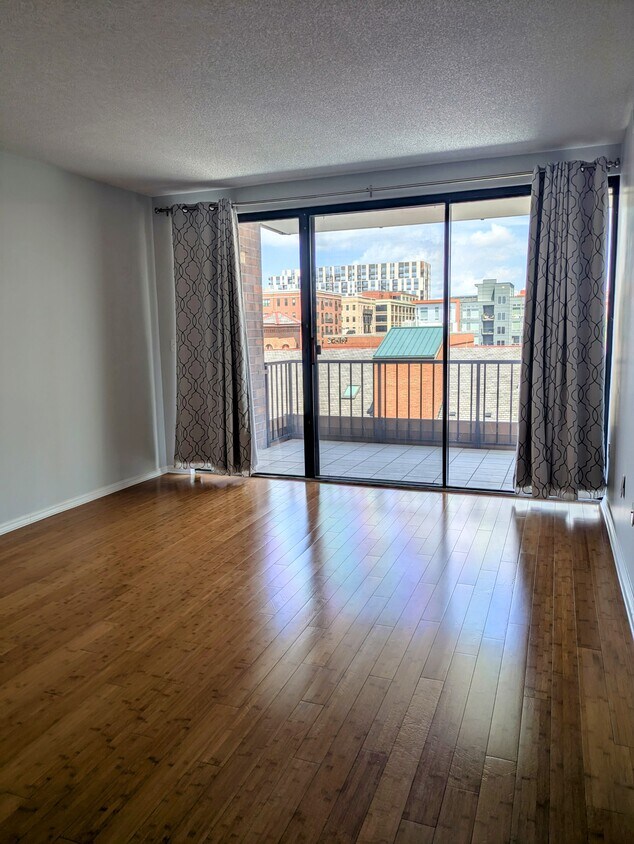 Foto principal - 155 W Main St