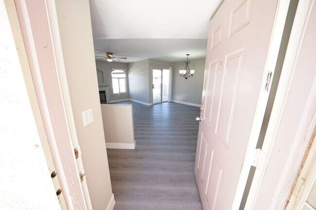 Building Photo - SHOWINGS AVAILABLE NOW