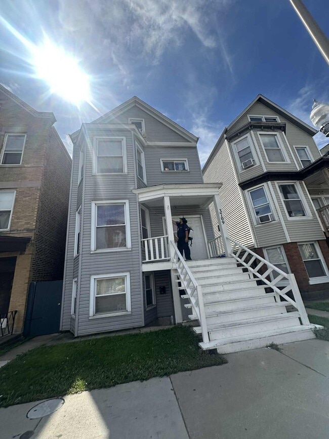 Building Photo - 3709 W Diversey Ave