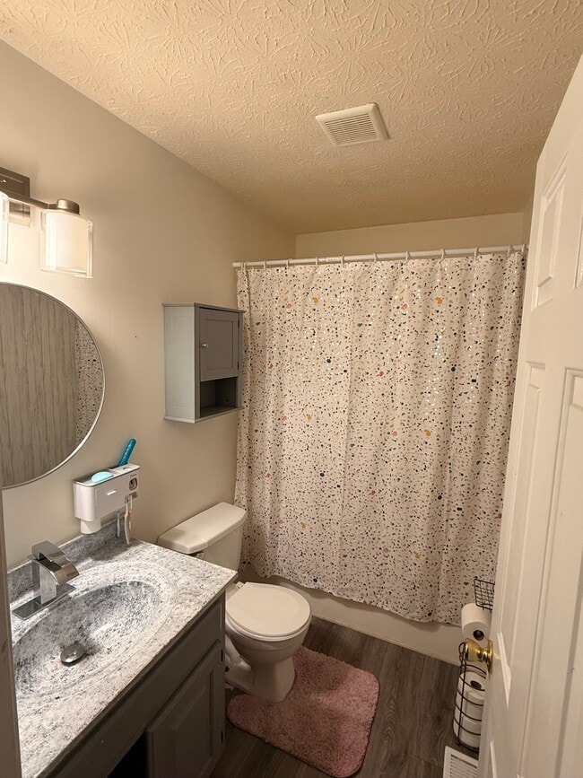 Foto del edificio - 303 Brittania Dr