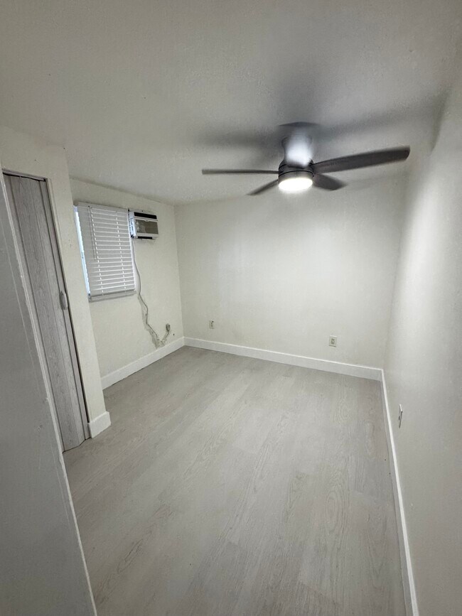 Foto del edificio - 7870 Loomis St