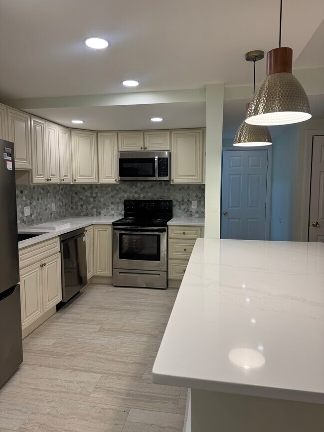 Building Photo - 10 Linda Ln