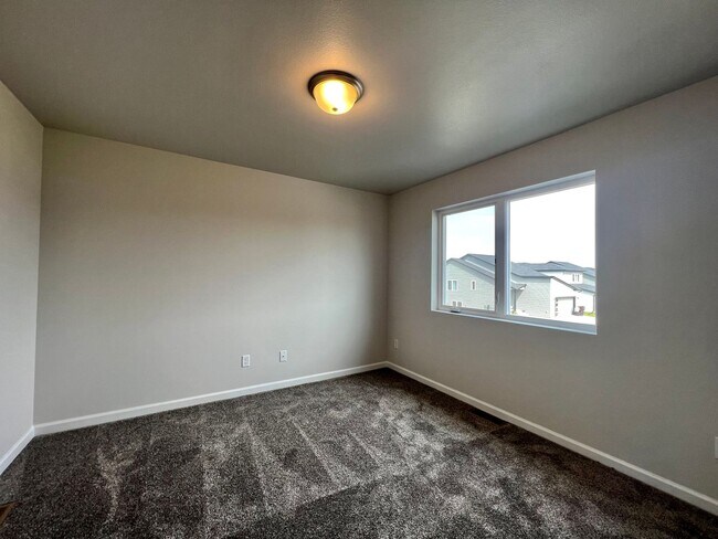 Foto del edificio - 4 Bed | 2 Bath | 2 Stall Garage | Single Family Home