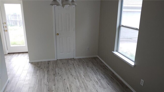 Building Photo - 2739 Fairview Dr