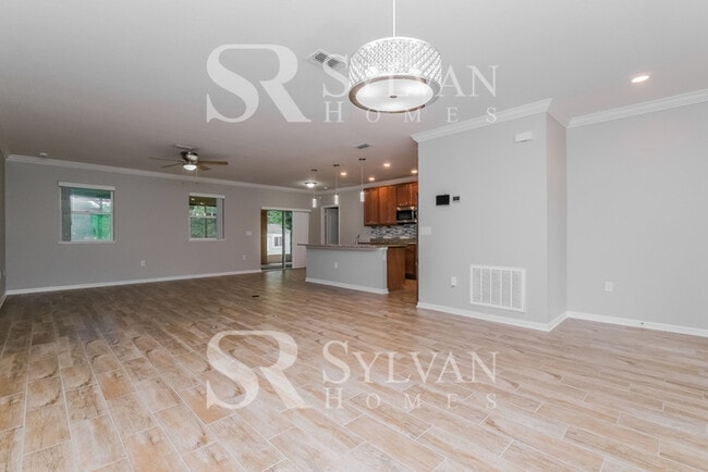 Building Photo - Feel welcome and comfortable in this charm...