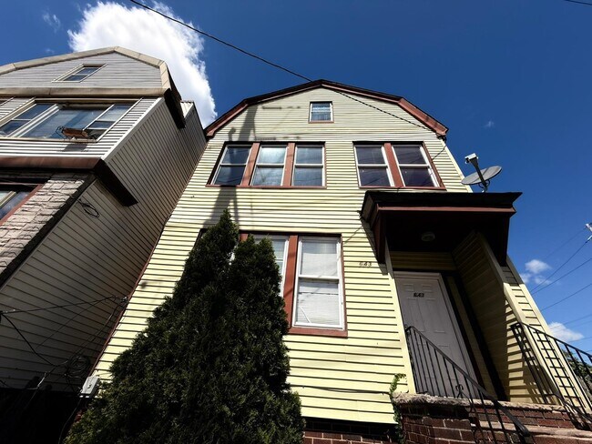 Foto del edificio - 643 Garfield Ave
