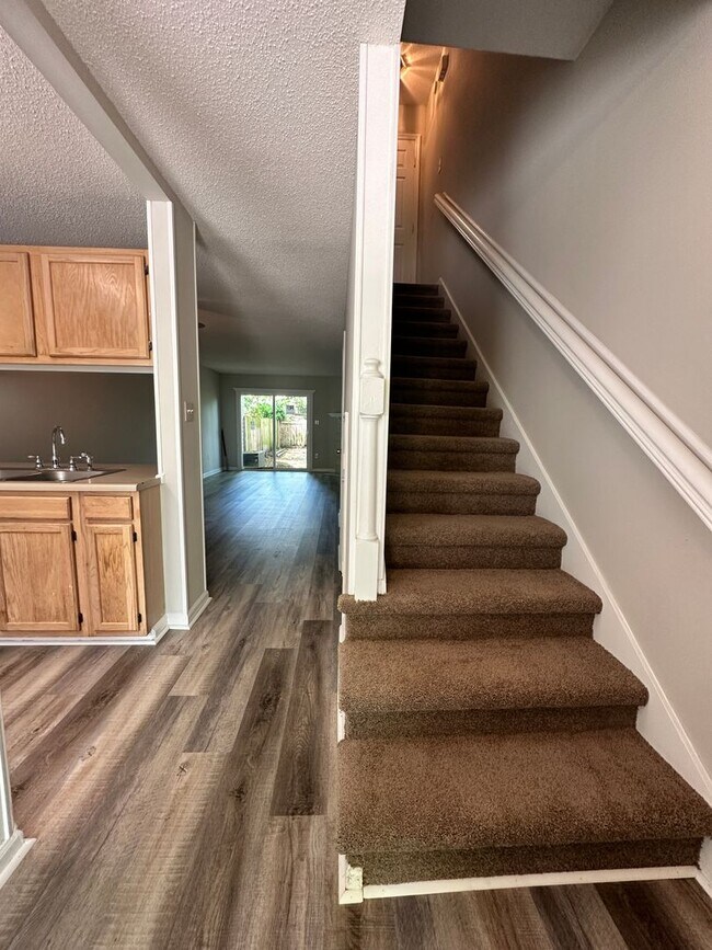 Building Photo - 2 bed, 1.5 bath townhome near I-20 & Bobby...