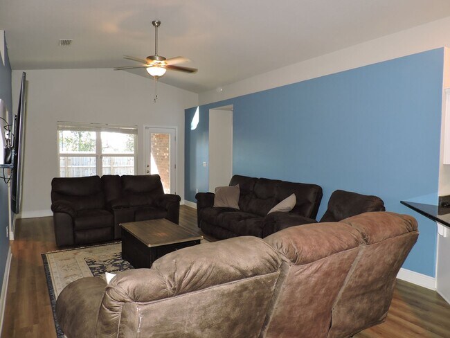 Foto del edificio - Almost new four bedroom home with solar pa...