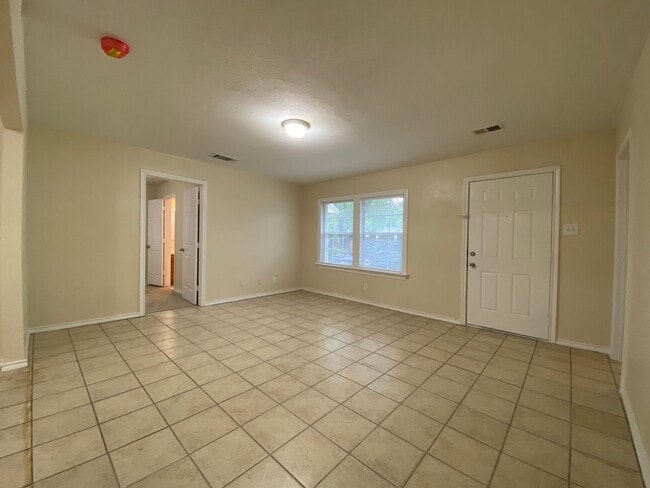 Building Photo - COMING SOON 3 BEDROOM 2 BATH HOME IN TCU AREA