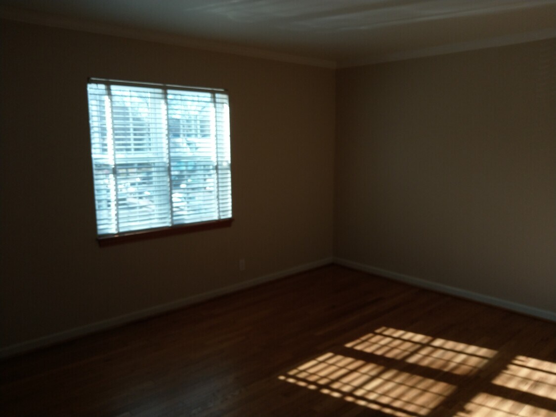 316 E Gregory Blvd Unit 2W, Kansas City, MO 64114 Apartments in