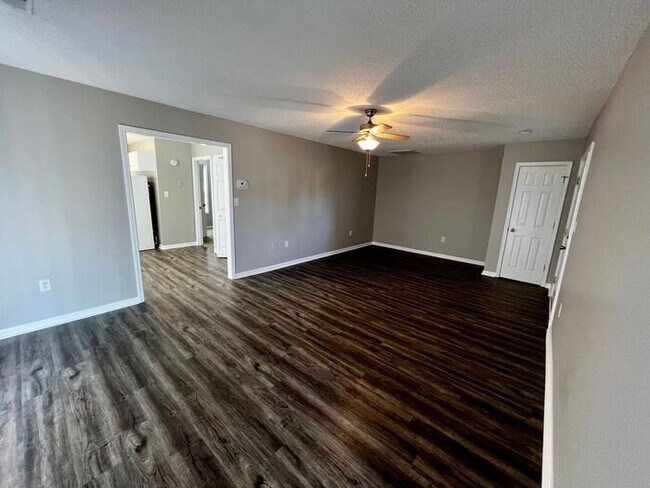 Building Photo - 2 bedroom in charming Downtown Greer Area!